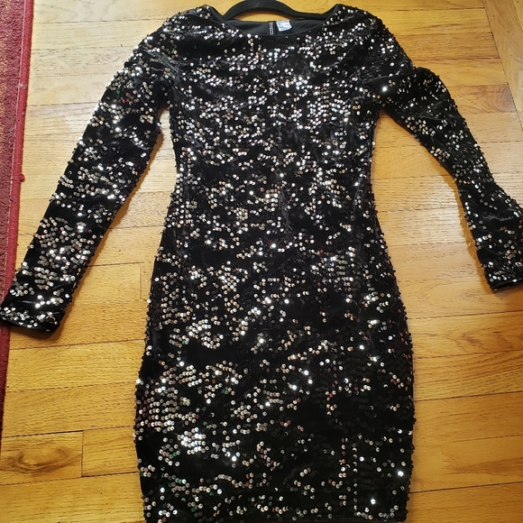 Black & silver Sequin Body Con Long-sleeve Dress - Picture 2 of 5